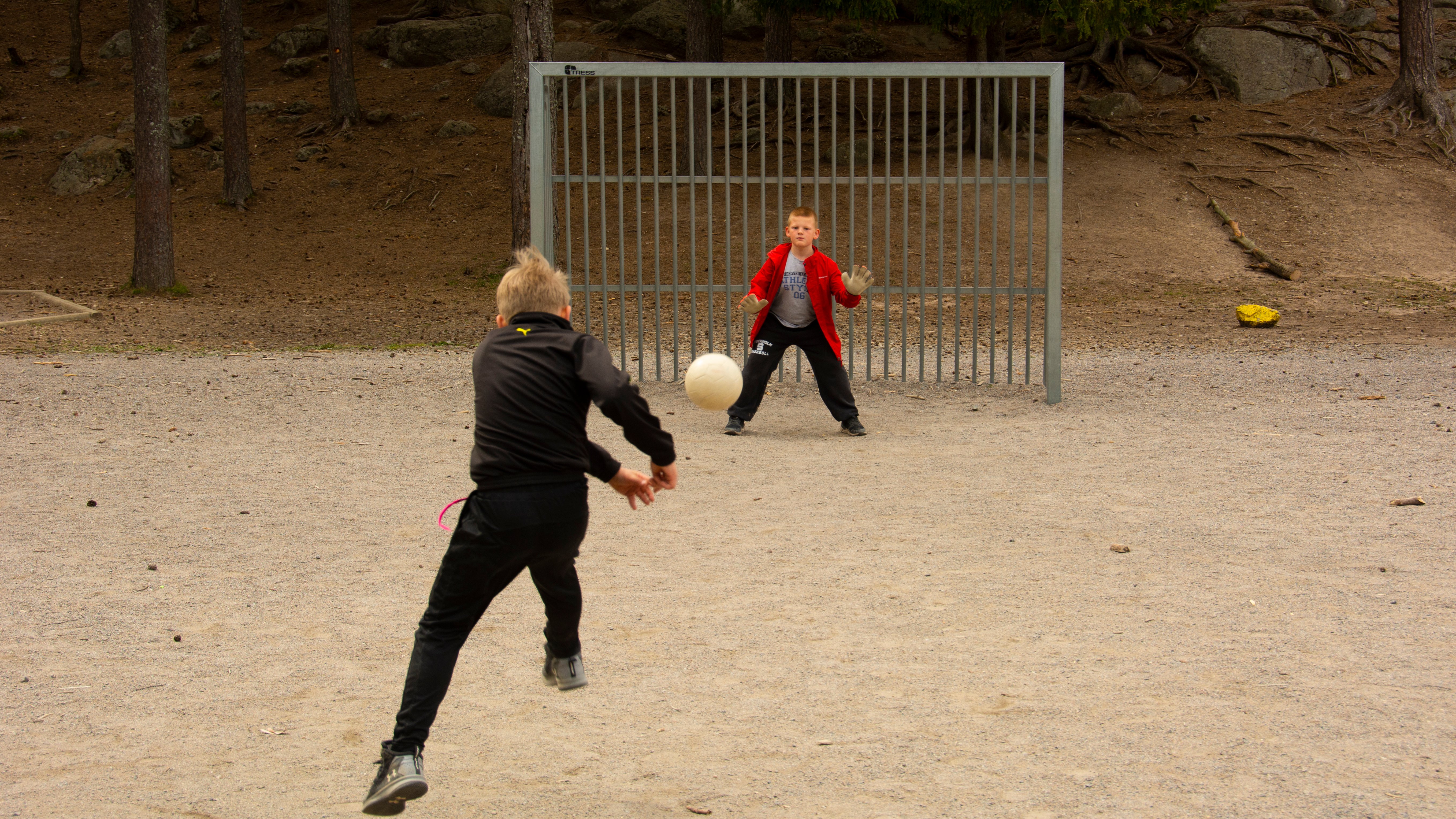 Pojkar spelar fotboll